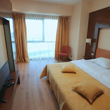 Lake View Apartment *